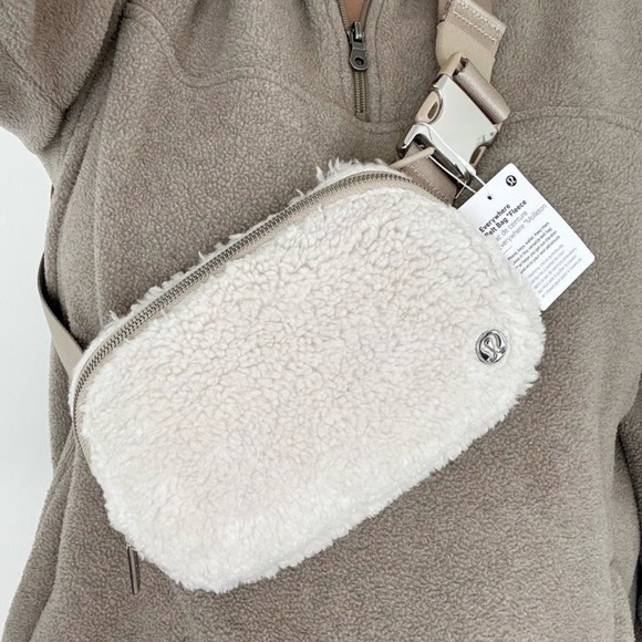 Lululemon everywhere fleece belt bag. - Picture 2 of 7